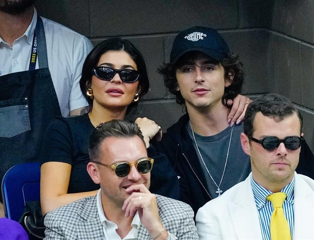 Chàng thơ Timothée Chalamet ngọt ngào khóa môi bạn gái Kylie Jenner-3