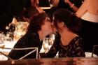 'Chàng thơ' Timothée Chalamet ngọt ngào khóa môi bạn gái Kylie Jenner