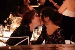 'Chàng thơ' Timothée Chalamet ngọt ngào khóa môi bạn gái Kylie Jenner