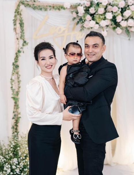 Phản ứng của con gái lai Ấn nhà Võ Hạ Trâm khi bị mẹ bắt gặp xoa đầu bạn nam ở nhà trẻ-4