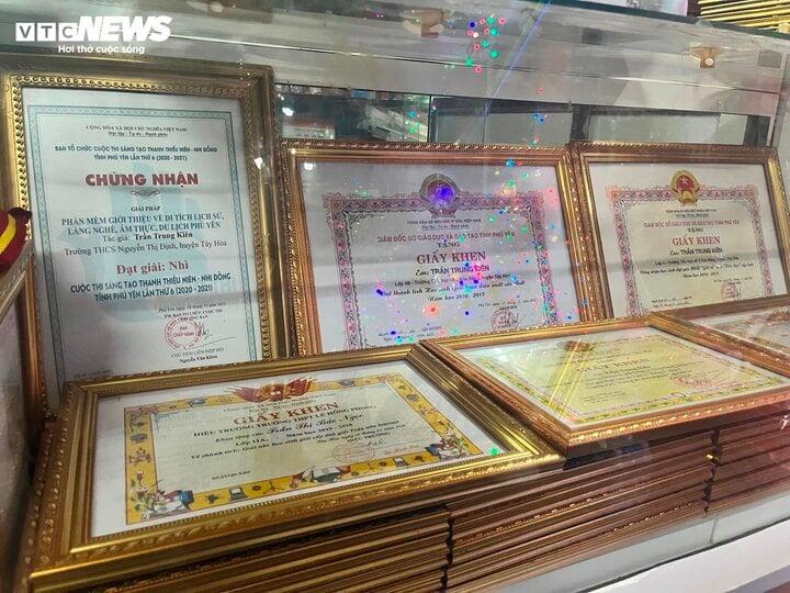 Kho báu hơn 100 giấy khen của 10X đầu tiên vào chung kết năm Olympia 2024-1