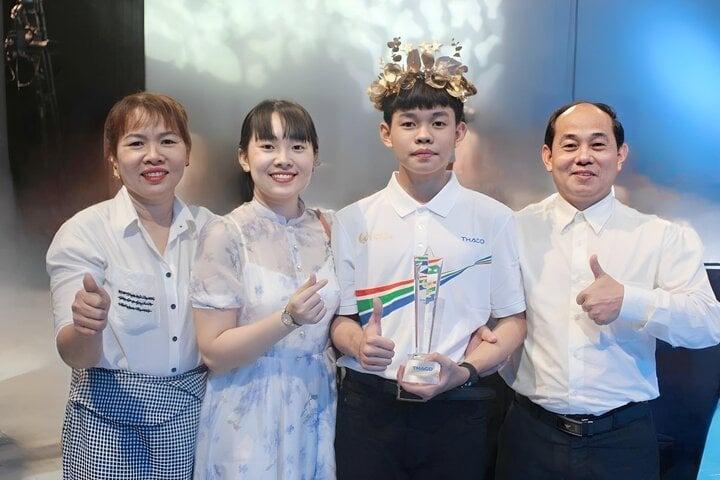 Kho báu hơn 100 giấy khen của 10X đầu tiên vào chung kết năm Olympia 2024-2