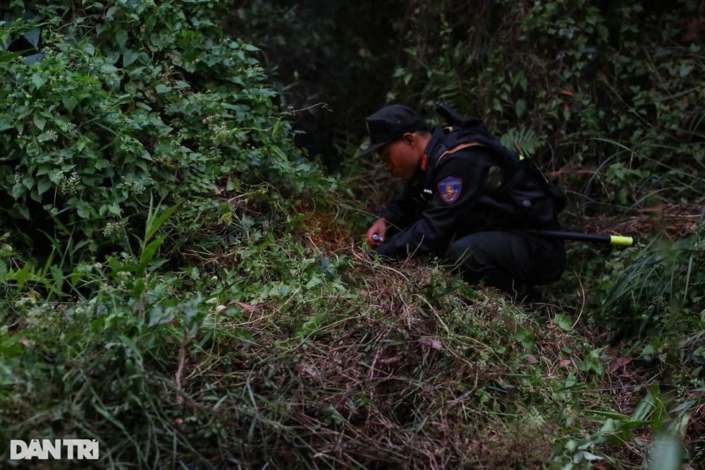Cảnh sát đốt lửa chống muỗi khi tìm nghi phạm giết nhân viên quán cà phê-1