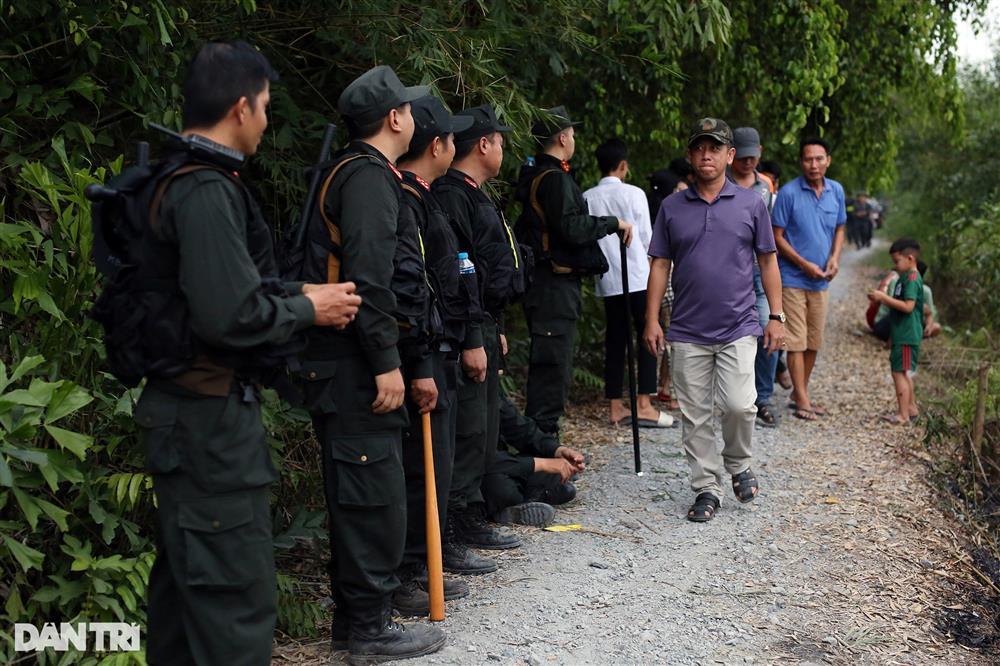 Cảnh sát đốt lửa chống muỗi khi tìm nghi phạm giết nhân viên quán cà phê-5