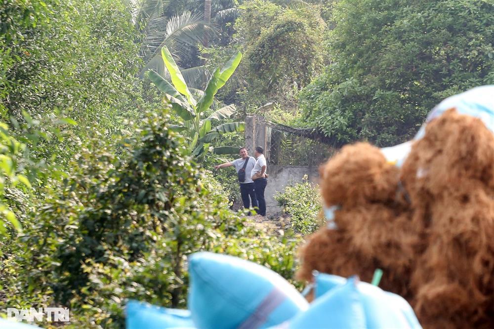 Cảnh sát đốt lửa chống muỗi khi tìm nghi phạm giết nhân viên quán cà phê-9