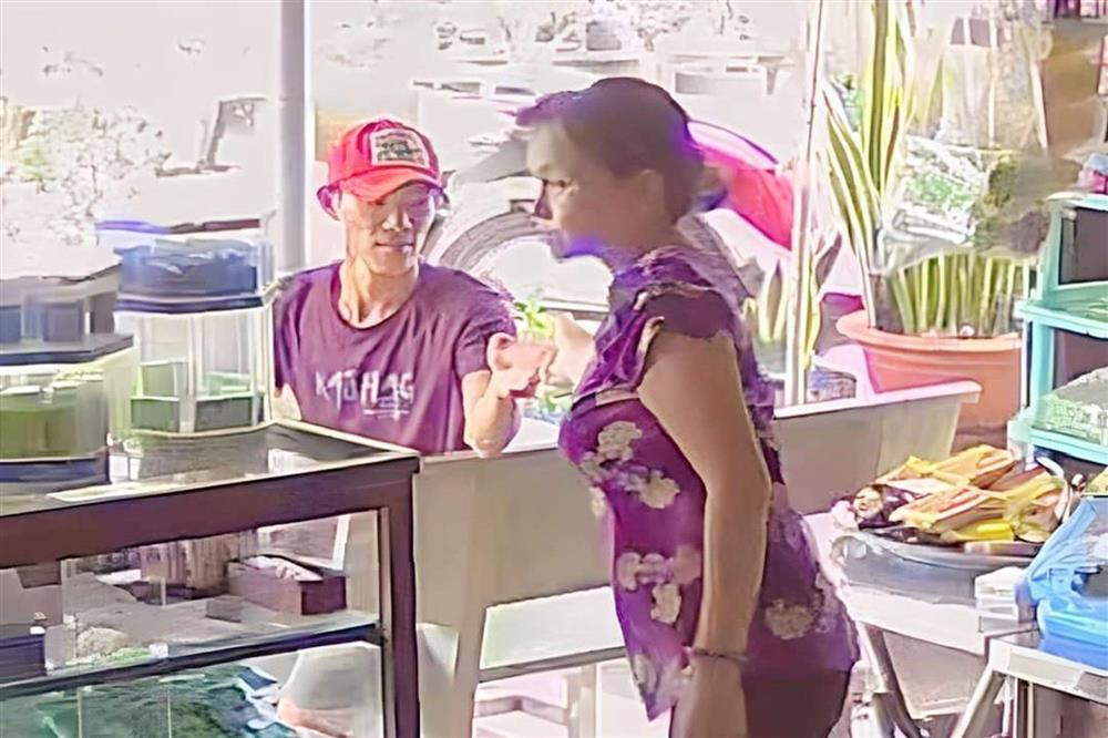 Cảnh sát đốt lửa chống muỗi khi tìm nghi phạm giết nhân viên quán cà phê-10