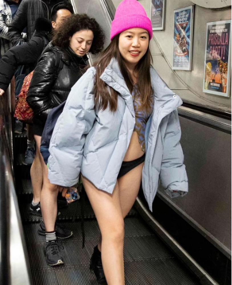 Nam thanh, nữ tú ở Anh đồng loạt không mặc quần khi đi tàu điện ngầm-1