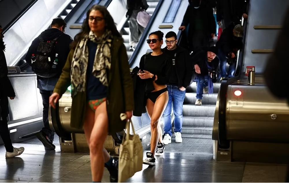 Nam thanh, nữ tú ở Anh đồng loạt không mặc quần khi đi tàu điện ngầm-2