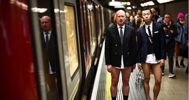 Nam thanh, nữ tú ở Anh đồng loạt không mặc quần khi đi tàu điện ngầm-3