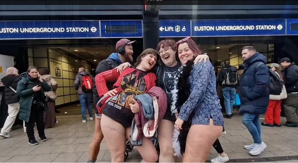 Nam thanh, nữ tú ở Anh đồng loạt không mặc quần khi đi tàu điện ngầm-4