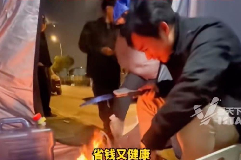 Chàng trai Trung Quốc sống trong ô tô để tiết kiệm tiền thuê nhà-2