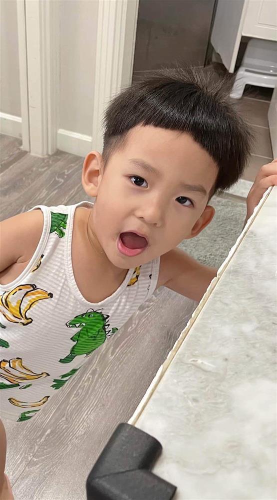 Con trai của Lương Thế Thành - Thúy Diễm càng lớn càng giống mẹ, má lúm hiện rõ mồn một-2