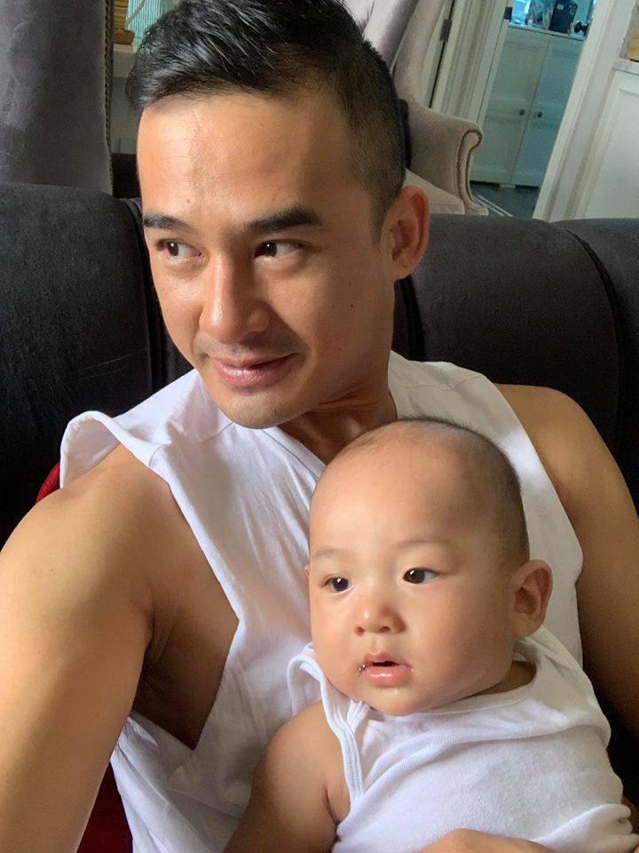 Con trai của Lương Thế Thành - Thúy Diễm càng lớn càng giống mẹ, má lúm hiện rõ mồn một-3