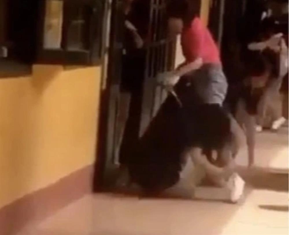 Vụ học sinh quỳ khóc kiệt sức trước cửa lớp: Cảnh cáo cô giáo-1