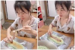 Cô gái Việt trổ tài gói bánh chưng bằng giấy bạc khiến dân mạng trầm trồ