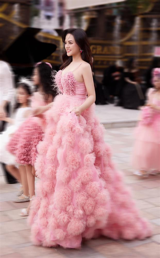 Thu Quỳnh diện váy bồng bềnh, fan tròn mắt không nhận ra sắc vóc mẹ bầu-1