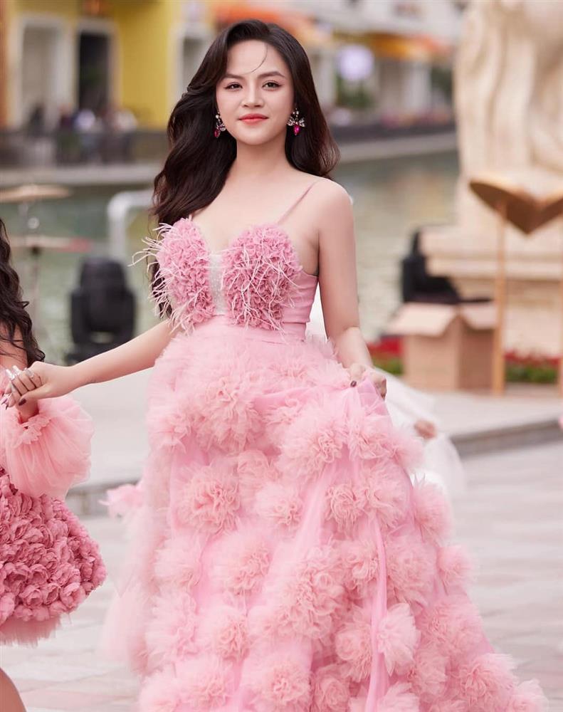 Thu Quỳnh diện váy bồng bềnh, fan tròn mắt không nhận ra sắc vóc mẹ bầu-3