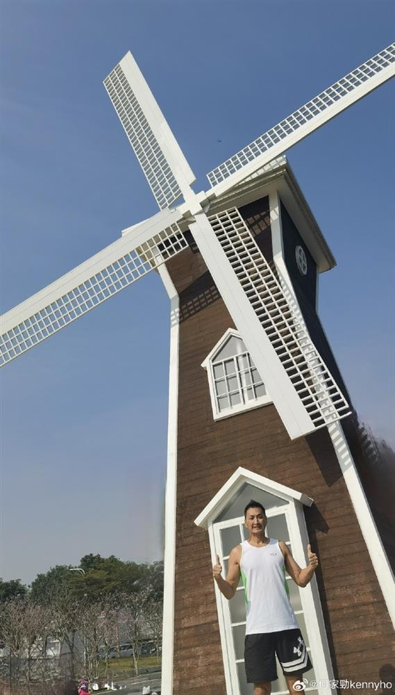 Triển Chiêu Hà Gia Kính khoe tóc đen dày, phủ nhận thông tin bị hói-4