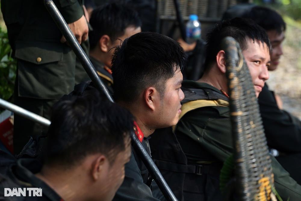 1.000 cảnh sát vây bắt nghi phạm sát hại nữ nhân viên quán cà phê-3