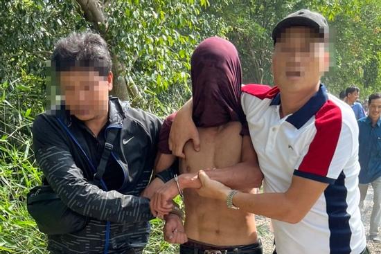 Khoảnh khắc nghi can giết người ở TPHCM bị khống chế