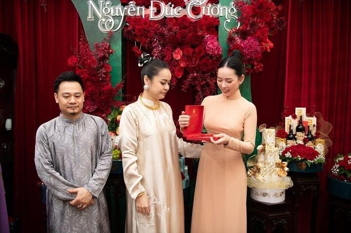 Vũ Hạnh Nguyên nhận quà khủng trong ngày ăn hỏi với nhạc sĩ Nguyễn Đức Cường-4