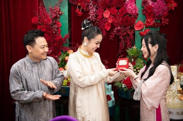 Vũ Hạnh Nguyên nhận quà khủng trong ngày ăn hỏi với nhạc sĩ Nguyễn Đức Cường-5