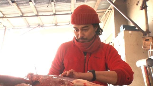 Tài tử Death Note sống trong rừng cùng ba cô gái sau khi phản bội vợ-1