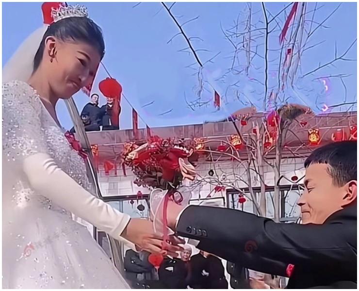 Cô dâu bị chê dị biệt, chú rể có màn đáp trả khiến ai cũng câm nín-1