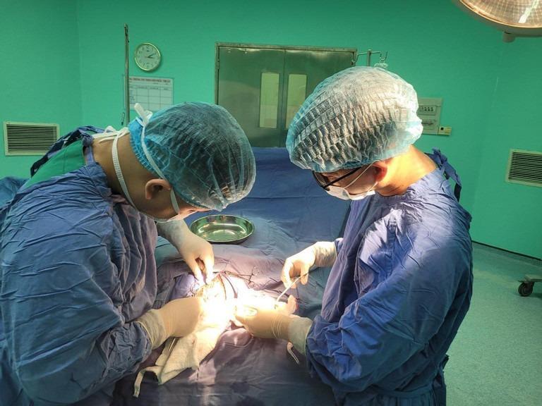 Cứu người dân bị thương liên quan vụ máy bay rơi ở Quảng Nam-1