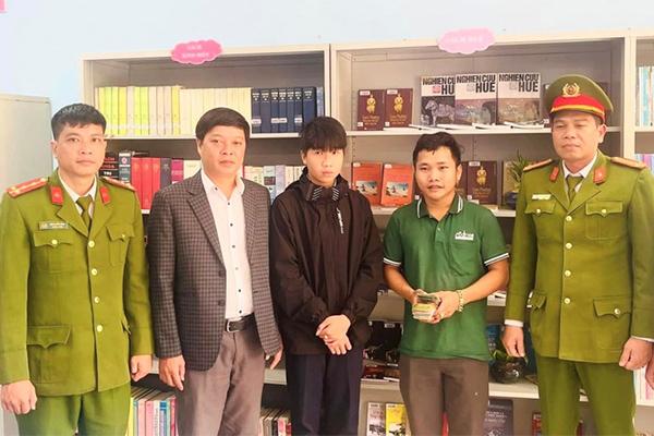 Đợi đổ xăng quá lâu, shipper về lấy ngựa đi giao hàng-2