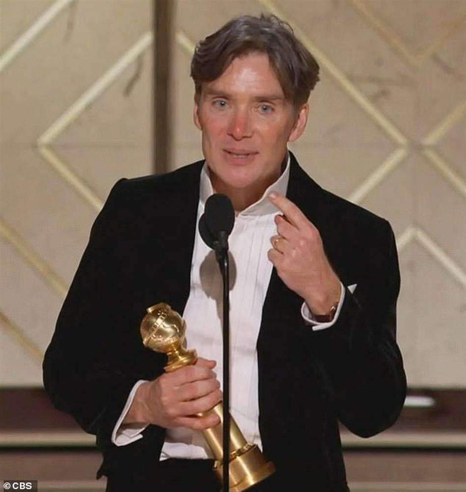 Tài tử nhận giải với vết son của vợ trên mũi là khoảnh khắc tình tứ nhất-1