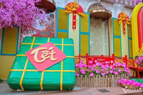 Du khách nô nức chụp ảnh Tết sớm ở cầu Thê Húc, Văn Miếu giữa trung tâm TP.HCM-4