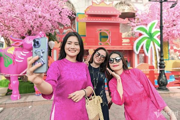 Du khách nô nức chụp ảnh Tết sớm ở cầu Thê Húc, Văn Miếu giữa trung tâm TP.HCM-7