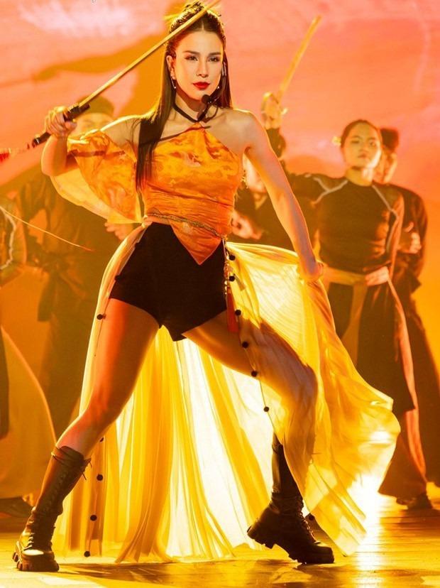 Nghi vấn một Á hậu Vbiz bị bắt gặp khóa môi chồng cũ Diệp Lâm Anh trong quán bar-3