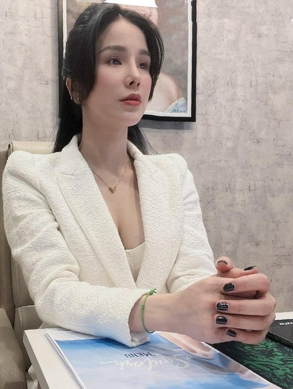 Nghi vấn một Á hậu Vbiz bị bắt gặp khóa môi chồng cũ Diệp Lâm Anh trong quán bar-4