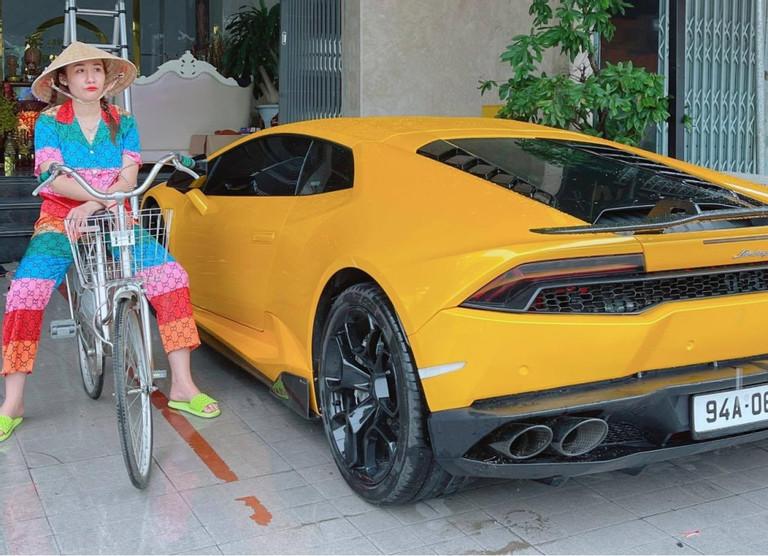 Bà chủ 9X ở Bạc Liêu khoác áo chăn con công cho siêu xe Lamborghini Huracan-1