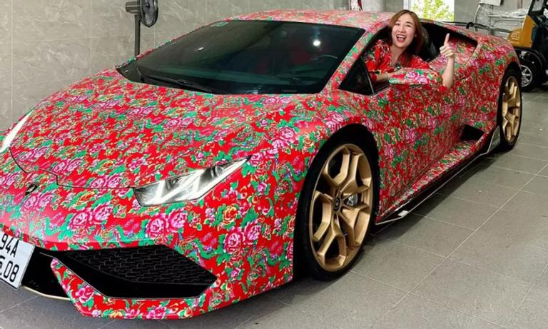 Bà chủ 9X ở Bạc Liêu khoác áo chăn con công cho siêu xe Lamborghini Huracan-2