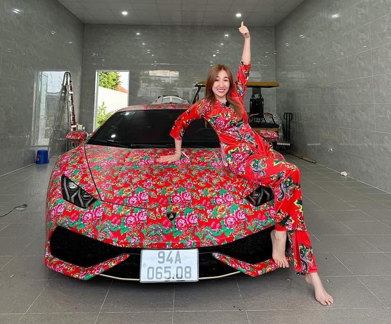 Bà chủ 9X ở Bạc Liêu khoác áo chăn con công cho siêu xe Lamborghini Huracan-4