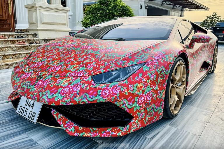 Bà chủ 9X ở Bạc Liêu khoác áo chăn con công cho siêu xe Lamborghini Huracan-6