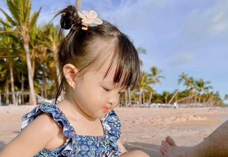 Những bà mẹ Vbiz chuộng tạo 1001 kiểu tóc cho con gái, riêng Hà Hồ luôn để tự nhiên vì lý do này!-2