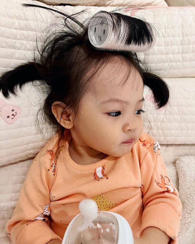 Những bà mẹ Vbiz chuộng tạo 1001 kiểu tóc cho con gái, riêng Hà Hồ luôn để tự nhiên vì lý do này!-3