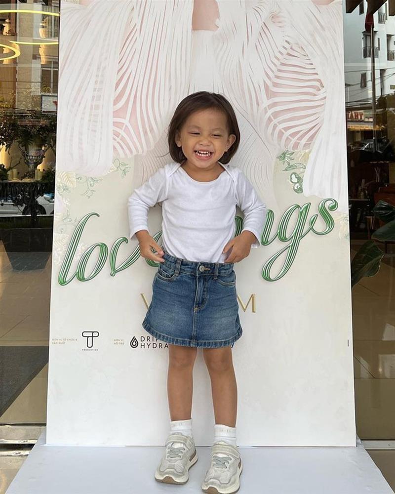 Những bà mẹ Vbiz chuộng tạo 1001 kiểu tóc cho con gái, riêng Hà Hồ luôn để tự nhiên vì lý do này!-7