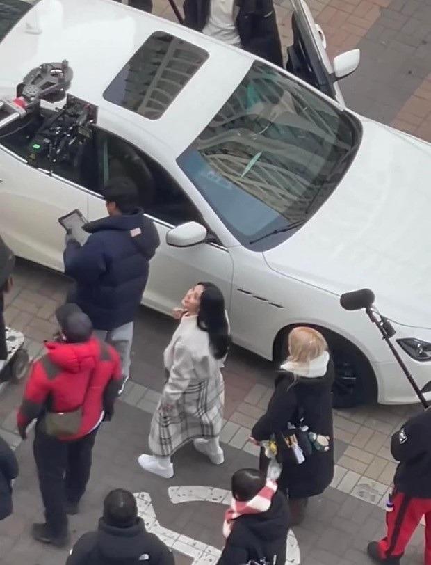 Jisoo bị bắt gặp trên phim trường, hứa hẹn nhiều định hướng cho điện ảnh?-2