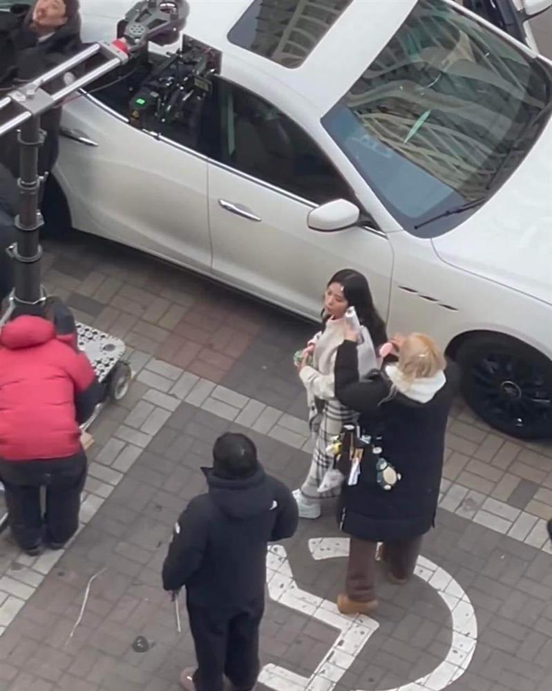 Jisoo bị bắt gặp trên phim trường, hứa hẹn nhiều định hướng cho điện ảnh?-3