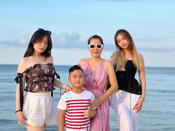 Vóc dáng khi lớn lên của 2 con gái Mỹ Lệ thay đổi như thế nào?-9