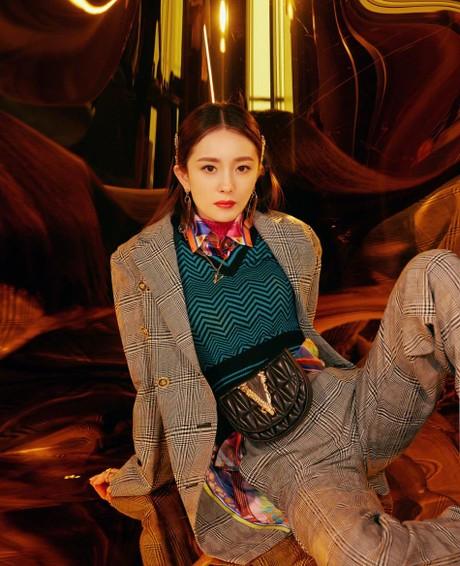 Dương Mịch quý phái, đầy mê hoặc trên bìa tạp chí số khai niên-2