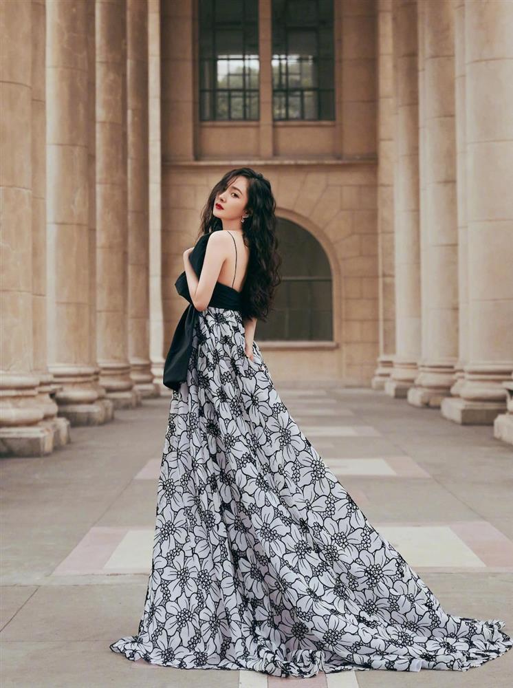 Dương Mịch quý phái, đầy mê hoặc trên bìa tạp chí số khai niên-3