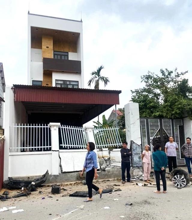 Ô tô lao như tên bắn đâm sập tường rào nhà dân ở Bắc Giang-2