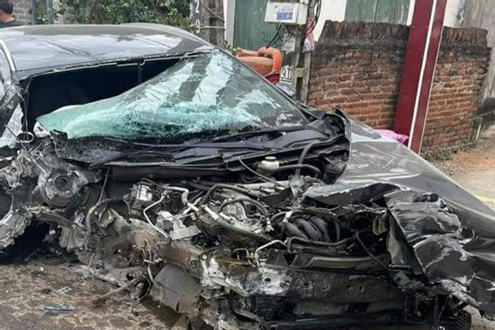 Ô tô lao như 'tên bắn' đâm sập tường rào nhà dân ở Bắc Giang