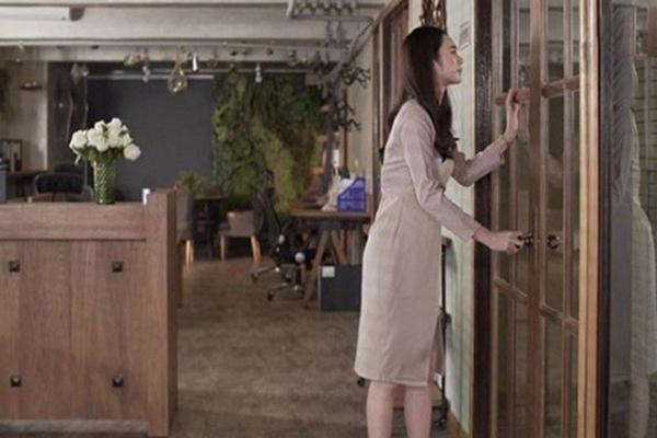 Bưng bát cháo lòng nóng hổi mời em dâu, em nói một câu khiến tôi điếng người-1